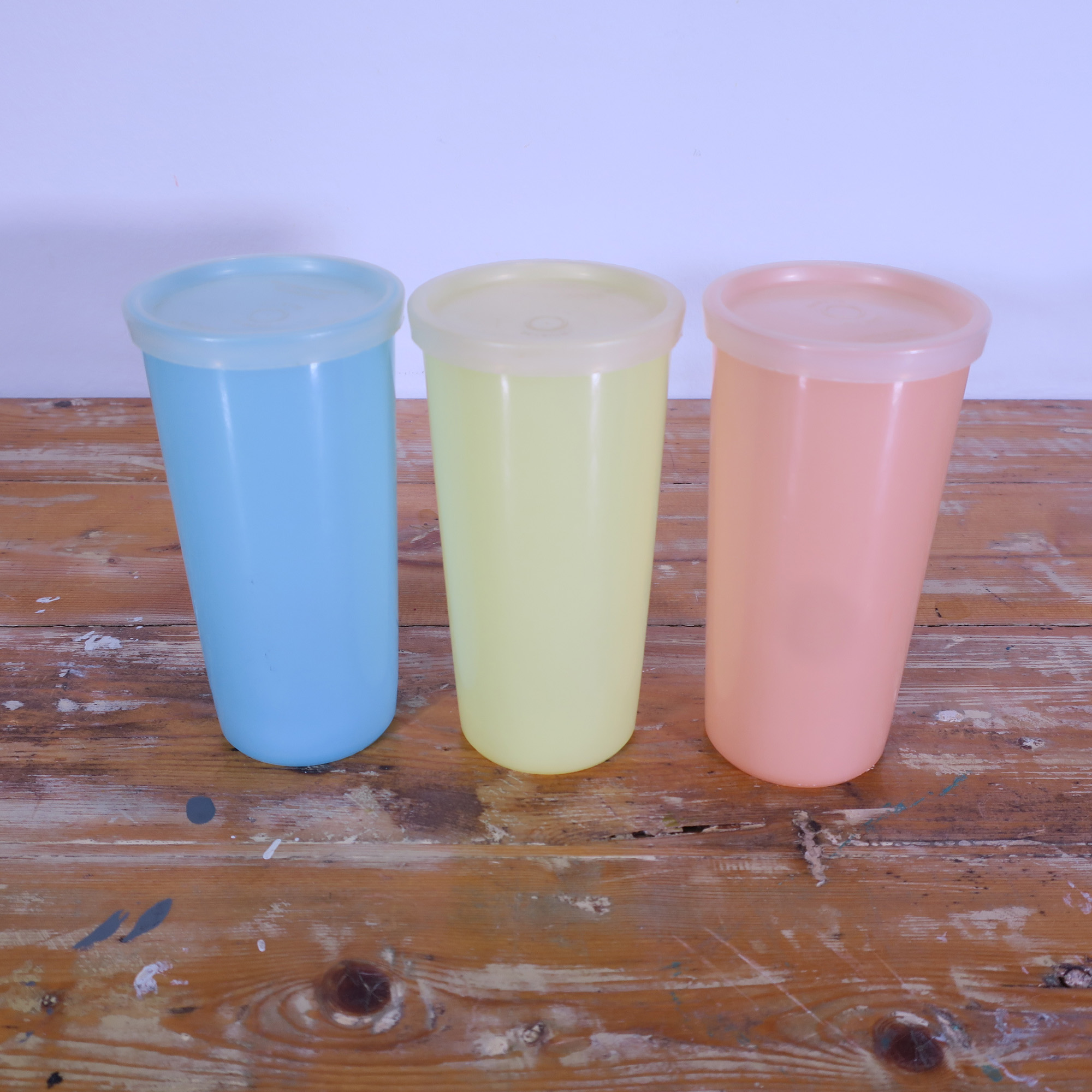 badminton ongerustheid hack Drie Tupperware drinkbekers in mooie pastelkleuren met deksel. - Retroriek