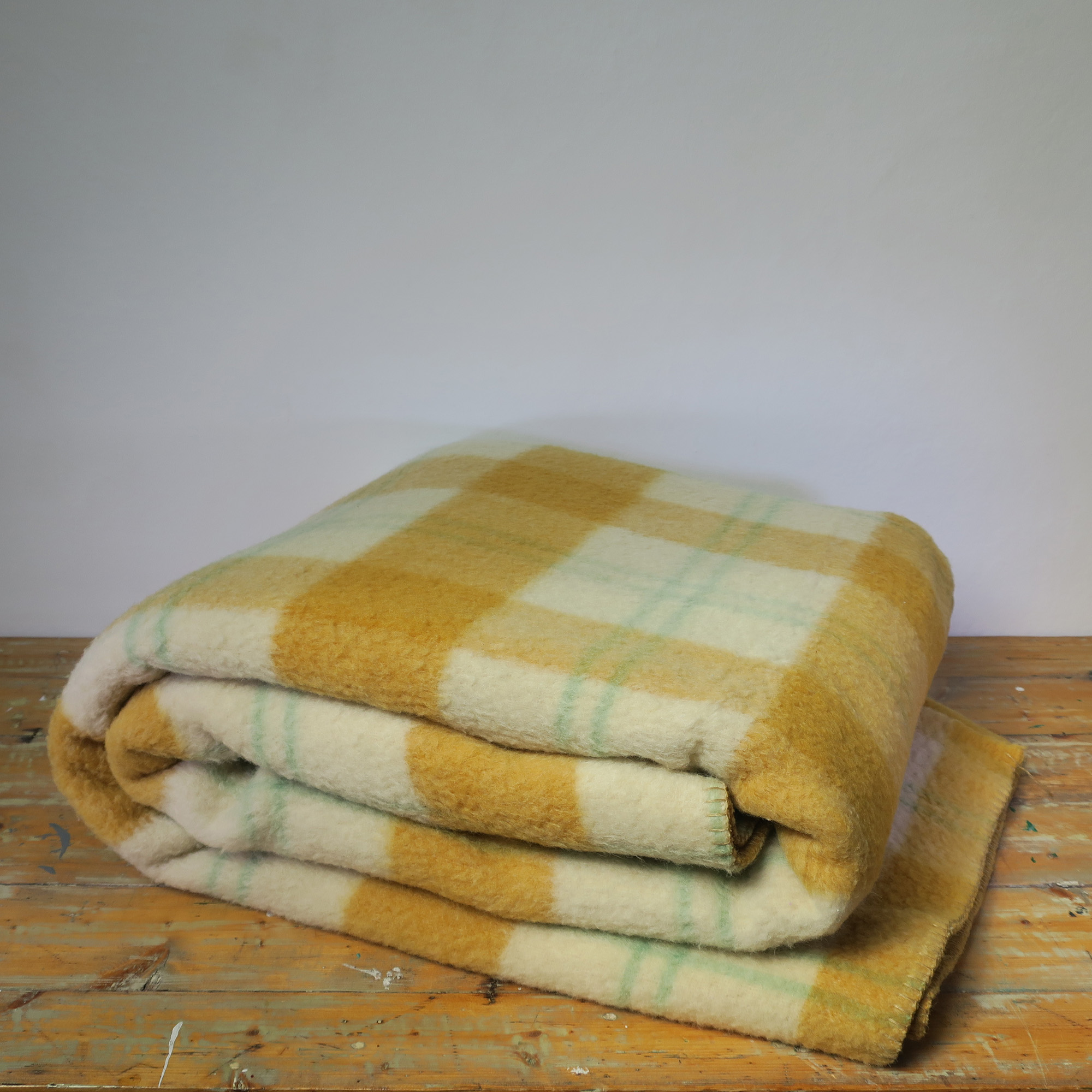 Aardrijkskunde commentaar Staat Vintage wollen deken oker geel van het Nederlandse merk Hatema - Retroriek