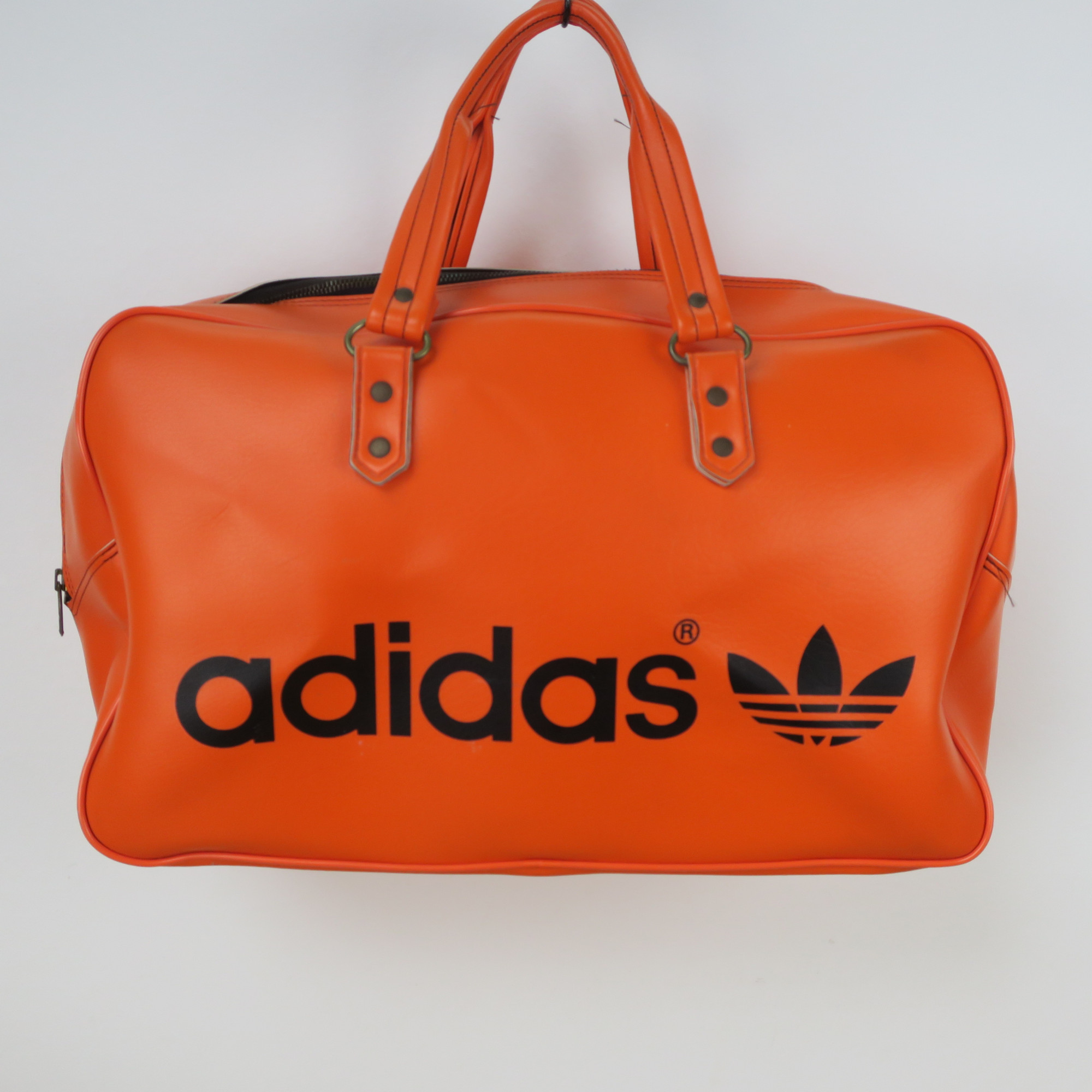 rol Regenachtig nood Vintage Adidas sports bag in orange imitation leather - Retroriek