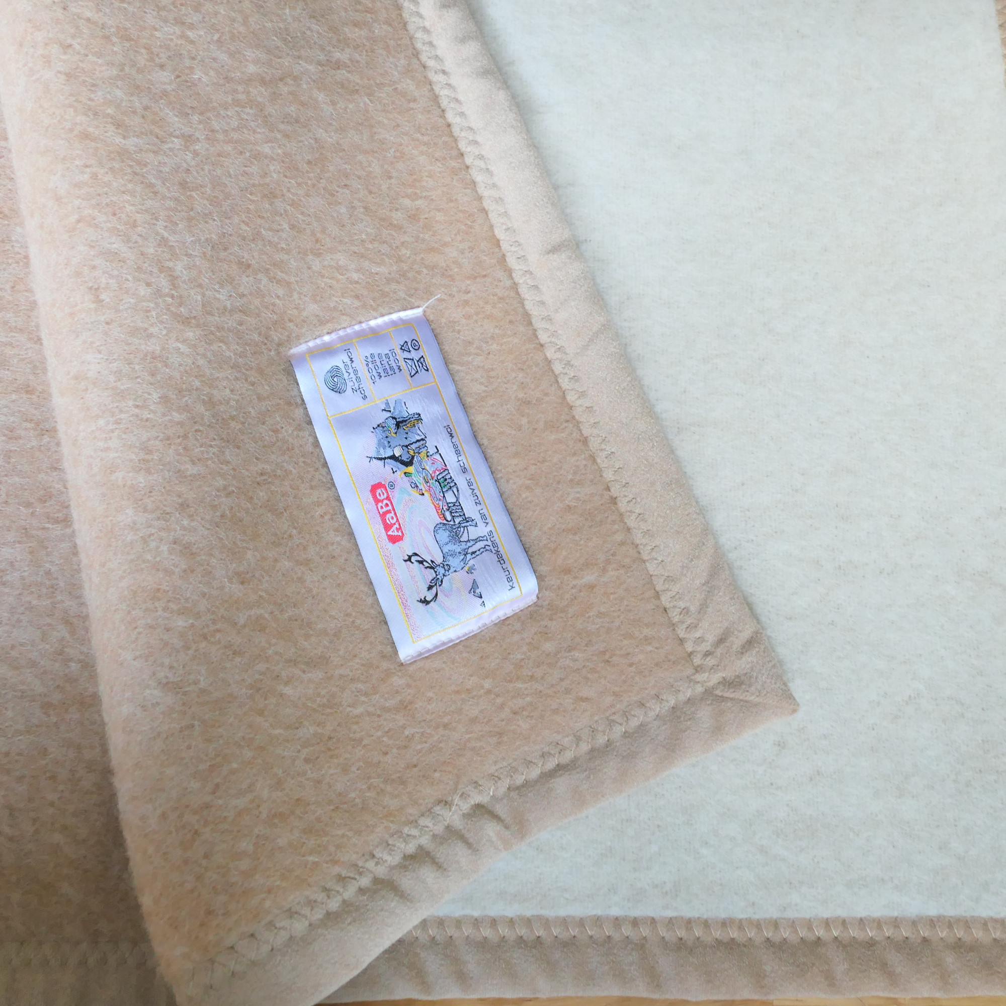 regeling ontvangen Inzichtelijk Zuiver wollen deken van Aabe beige ecru met zachte rand - Retroriek